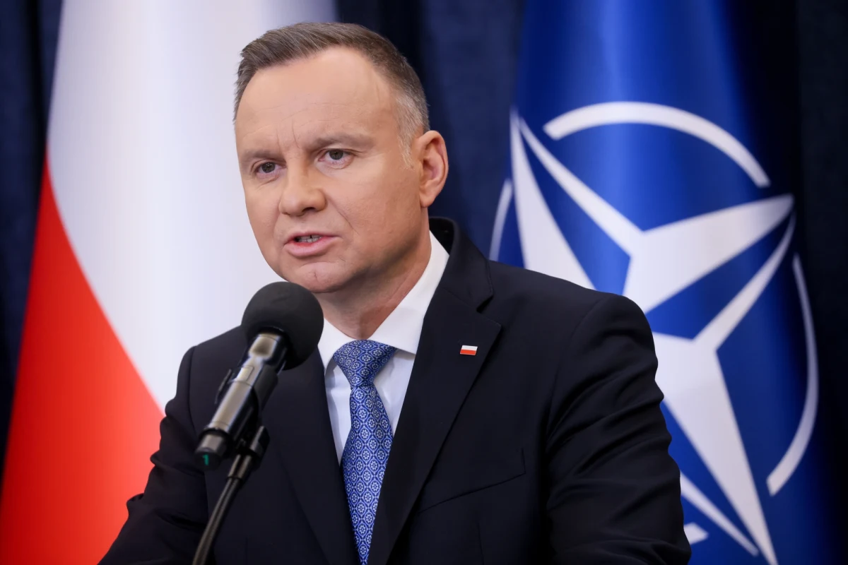 "Nie uczestniczyłem w przygotowaniu tego projektu. Nie konsultowano ze mną jego postanowień" - mówił prezydent Andrzej Duda, odnosząc się do projektu nowelizacji ustawy o Sądzie Najwyższym, który miałby pomóc w odblokowaniu unijnych środków dla Polski. "Sam projekt ustawy zobaczyłem, zobaczyliśmy w Kancelarii, kiedy miały do niego dostęp wszystkie inne ugrupowania na scenie politycznej. (...) To była decyzja rządu i ją tę decyzję szanuję, to przedłożenie w ramach inicjatywy ustawodawczej" - oświadczył. "Mnie bardzo zależy na tym, żeby Polska otrzymała fundusze w ramach KPO" - zapewnił Duda. 
