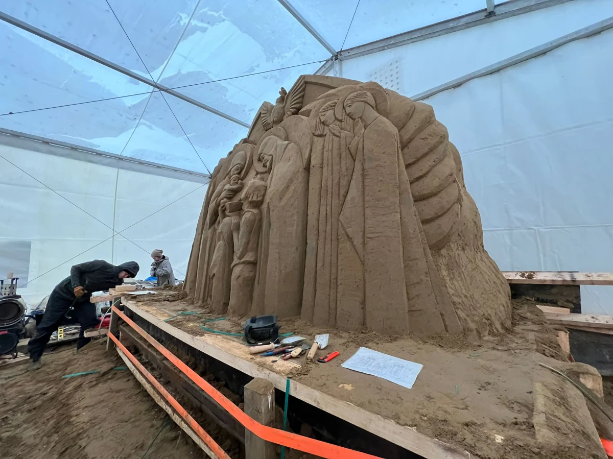 Tradycyjnie już w gdańskiej Oliwie powstaje bożonarodzeniowe dzieło z piasku! Tego stałego elementu świątecznego w Gdańsku nie zabraknie także w tym roku.