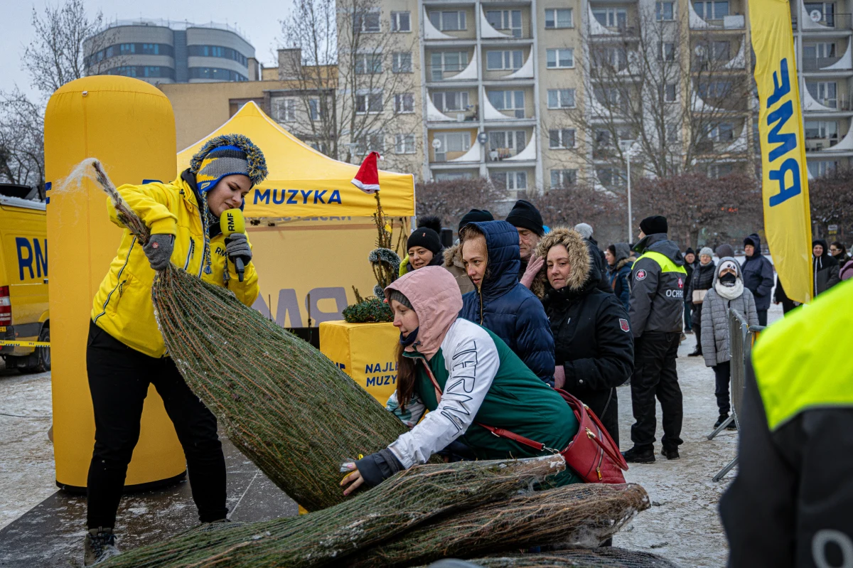 Akcja "Choinki pod choinkę od RMF FM" za półmetkiem! Dziś żółto-niebieski konwój odwiedził Olsztyn i Elbląg, a jutro pojawimy się w Słupsku i Koszalinie.