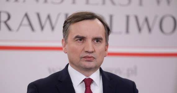 Ministerstwo Sprawiedliwości i Solidarna Polska nie zaakceptują projektu nowelizacji ustawy o Sądzie Najwyższym - zapowiedział minister sprawiedliwości Zbigniew Ziobro. Jego zdaniem proponowane przepisy naruszają konstytucję w wielu miejscach i ingerują głęboko w polską suwerenność.