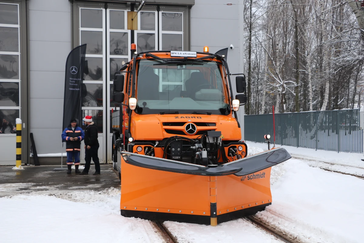 Może holować pojazdy, w tym tramwaje, ale przy dzisiejszej aurze spełnia także inną ważną rolę - służy do odśnieżania dróg i torów. Krakowskie MPK pozyskało wielofunkcyjny pojazd Unimog.
