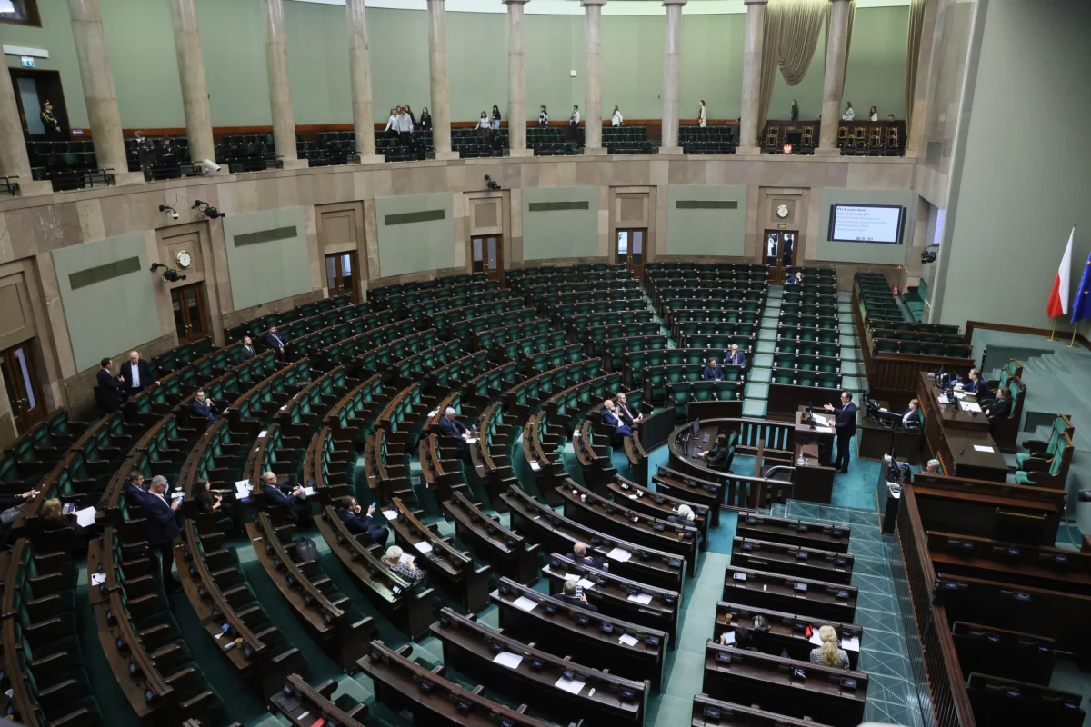 Projekt nowelizacji ustawy o Sądzie Najwyższym został zdjęty z porządku obrad Sejmu. Poinformował o tym rzecznik Prawa i Sprawiedliwości Rafał Bochenek. "Rozpoczniemy pracę nad tym projektem 11 stycznia" - przekazał wicemarszałek Sejmu Ryszard Terlecki. Od przyjęcia tej strategicznej ustawy zależy czy Polska otrzyma środki z Krajowego Planu Odbudowy, czyli prawie 36 miliardów euro.
