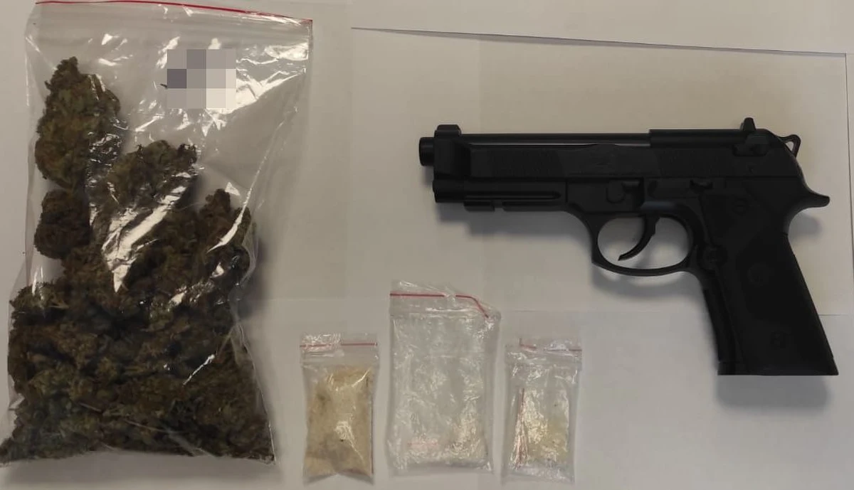 Za rozbój z użyciem niebezpiecznego narzędzia opowie pięciu mężczyzn, którzy w Lublinie napadli na 25-latka. Grożąc pokrzywdzonemu, bijąc go i strzelając w jego kierunku z pistoletu pneumatycznego, zabrali plecak i telefon komórkowy. Wśród zatrzymanych przez policjantów są nieletni.

