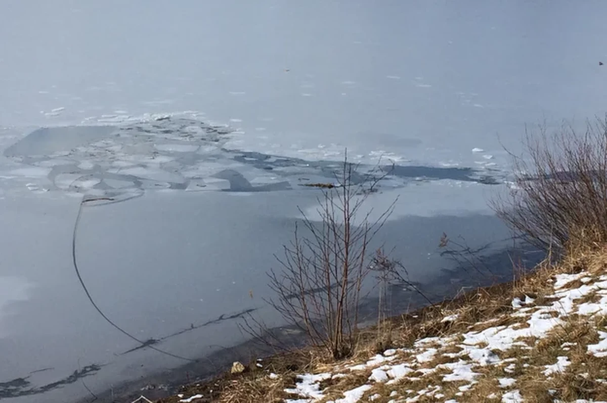 Mróz sprawił, że - między innymi na niewielkich stawach czy zalewach - pojawił się lód. Straż pożarna apeluje, żeby nie próbować na niego wchodzić. Lód jest jeszcze bardzo cienki i w każdej chwili może się załamać.