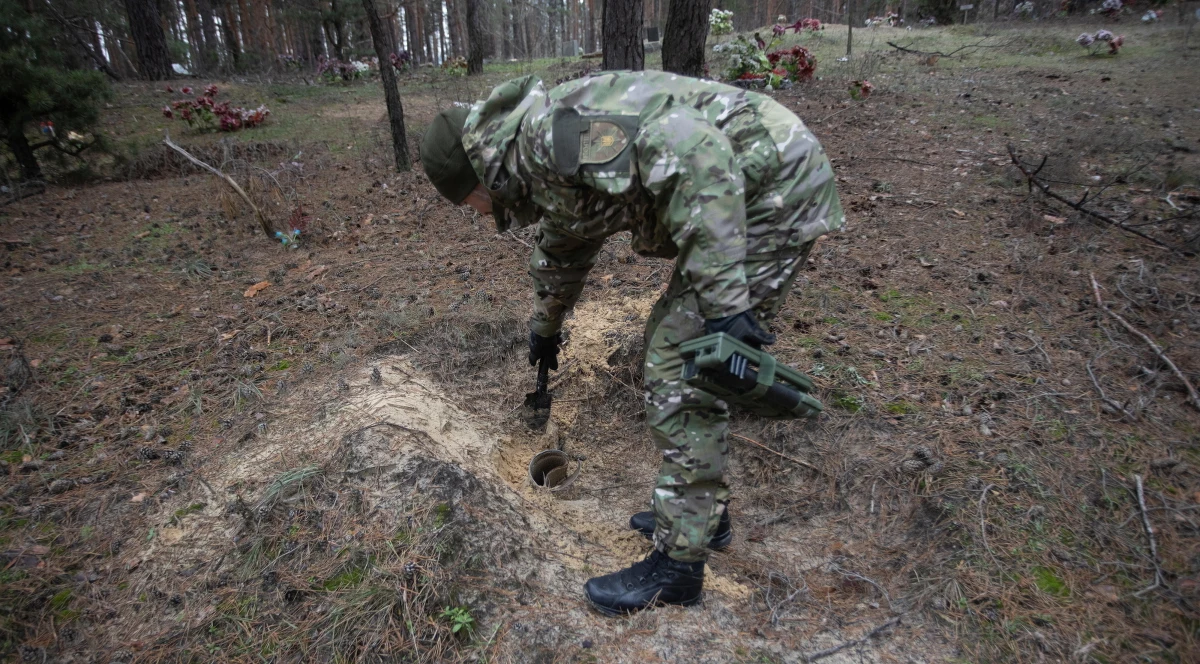 ​Dowódca Brytyjskich Sił Zbrojnych admirał Tony Radakin powiedział w środę, że "Rosja stoi w obliczu 'krytycznego niedoboru' pocisków artyleryjskich, wskutek czego jej zdolność do prowadzenia operacji lądowych w Ukrainie 'gwałtownie maleje'".