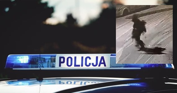 Policja zatrzymała mężczyznę, który uszkodził 21 samochodów należących do firmy - hurtowni mięsa w Warzymicach (Zachodniopomorskie). Zamaskowany sprawca, który do ubrania przyczepił sobie m.in gałęzie świerku przebił opony samochodów. Nagrały go kamery monitoringu.

