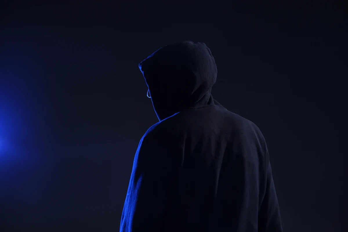 Blisko 5 tys. zł wynoszą straty, które spowodował 18-latek z Ełku (woj. warmińsko-mazurskie). Nastolatek uszkodził osiem samochodów zaparkowanych na parkingu sklepowym.