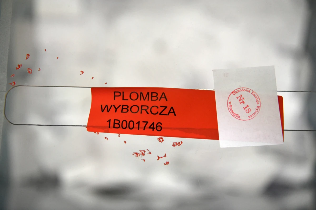 Sejm odrzucił sprzeciw Senatu wobec tzw. ustawy abolicyjnej. Zgodnie z nią samorządowcy, którzy pomagali w organizacji nieprzeprowadzonych wyborów kopertowych z 2020 roku, nie poniosą odpowiedzialności karnej za przekazanie Poczcie Polskiej spisów wyborców.