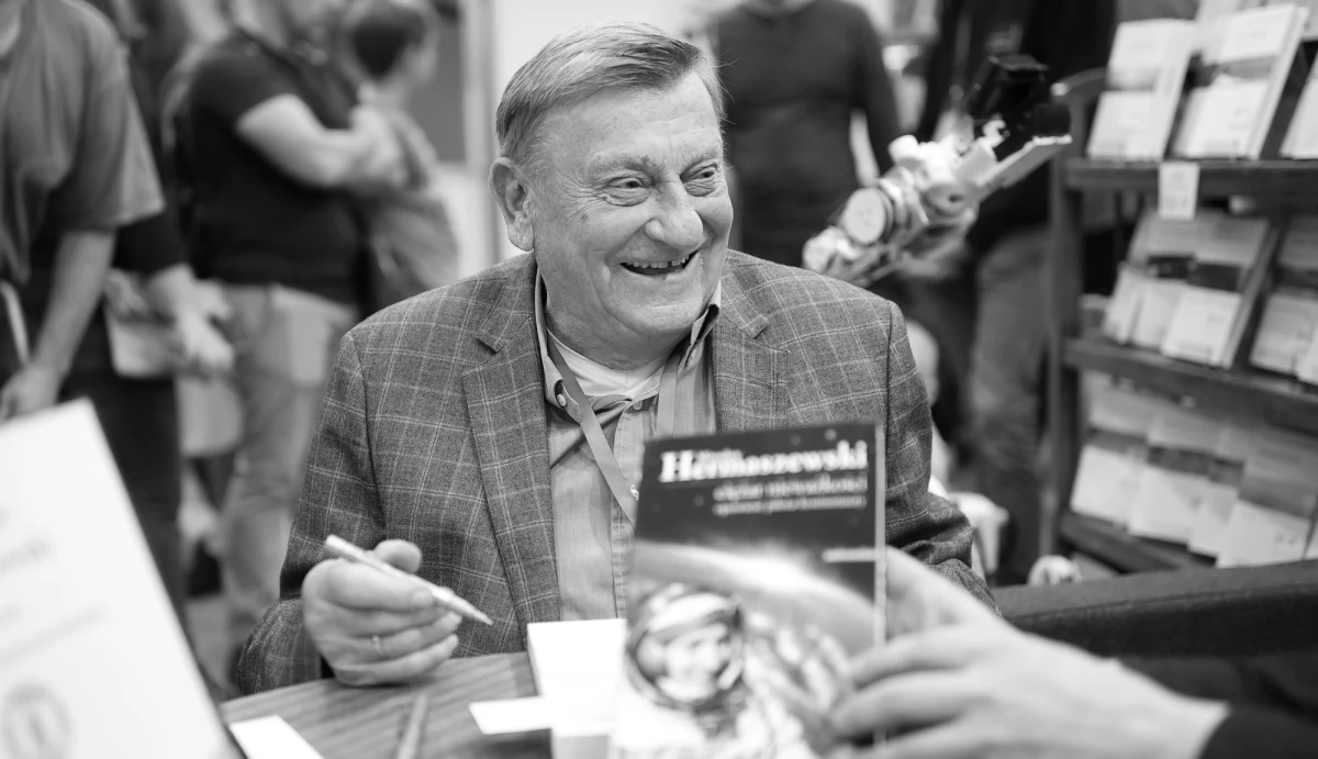 ​Pogrzeb pierwszego i jedynego polskiego astronauty Mirosława Hermaszewskiego odbędzie się 21 grudnia w Warszawie. Jak poinformował zięć zmarłego Ryszard Czarnecki, najpierw zaplanowano mszę św. w Katedrze Polowej WP, następnie pogrzeb państwowy na Powązkach Wojskowych.