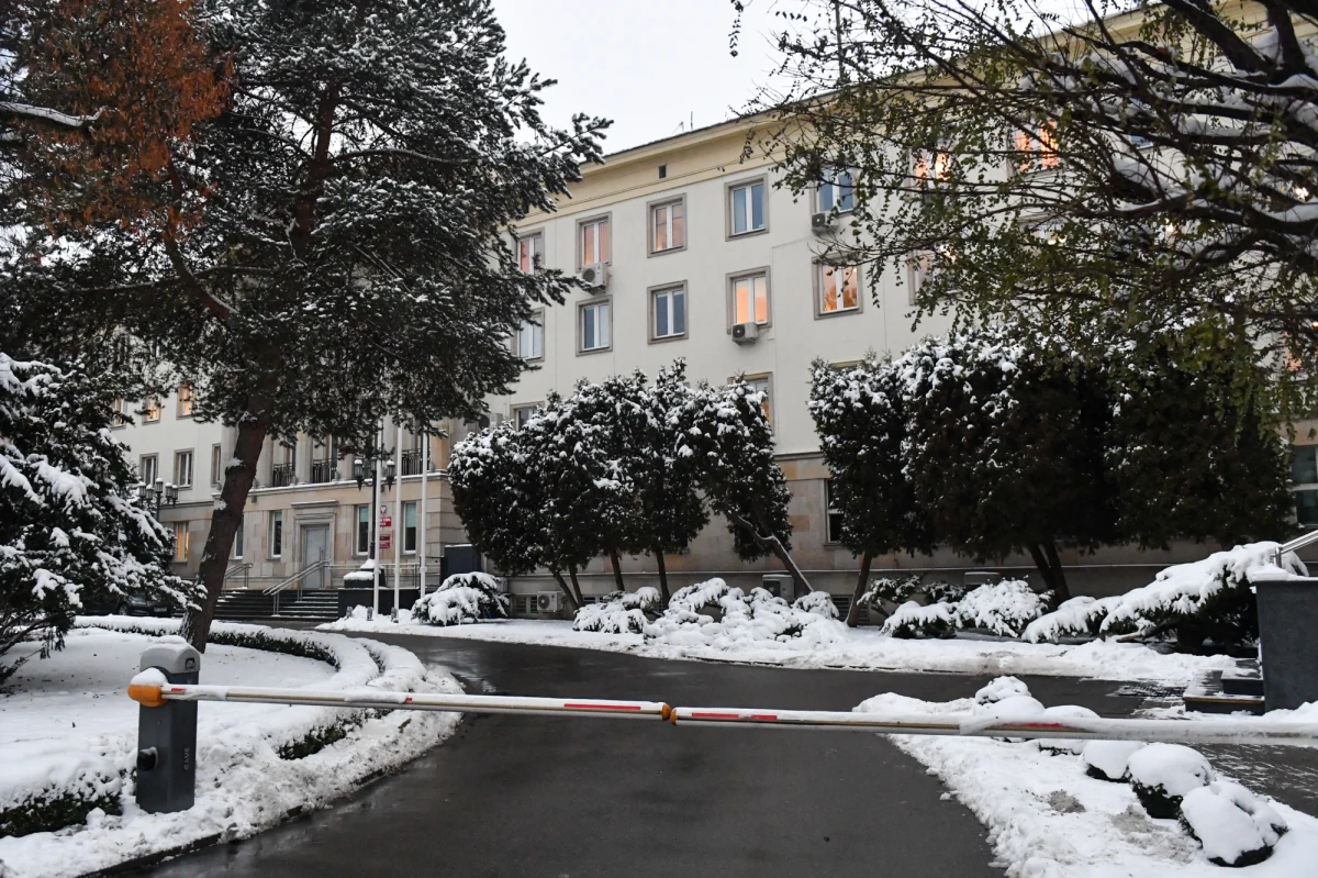 Nieumyślne spowodowanie eksplozji, zagrażającej zdrowiu i życiu wielu osób i mieniu w wielkich rozmiarach - to podstawa śledztwa w sprawie eksplozji w gabinecie komendanta głównego policji. MSWiA stara się tłumaczyć, że wybuchł jeden z prezentów, który Jarosław Szymczyk przywiózł z wizyty w Ukrainie. Nieoficjalnie wiadomo, że to granatnik. Przedstawiciele rządu utrzymują, że generał w śledztwie jest osobą poszkodowaną i żądają wyjaśnień od strony ukraińskiej. 