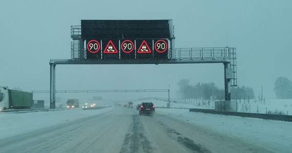 Fatalne warunki na drogach na południu Polski po kolejnym ataku zimy. W wielu miejscach jezdnie są białe. Ciężarówki nie radzą sobie z trudnymi warunkami. 