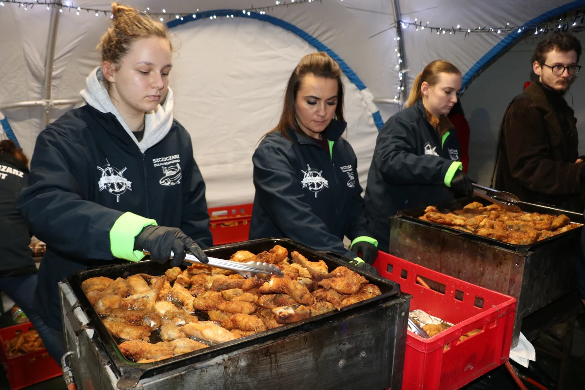 10 tysięcy porcji karpia, kapusta z grochem i pieczywo - to wszystko dla mieszkańców Krakowa w ramach akcji "Przedświąteczny karp". Wspólnie z Bartłomiejem Szczoczarzem – właścicielem gospodarstwa rybackiego Dolina Będkowska - miasto zaprosiło na bezpłatny przedświąteczny poczęstunek.