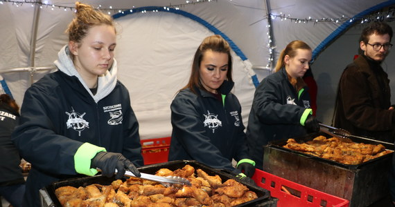 10 tysięcy porcji karpia, kapusta z grochem i pieczywo - to wszystko dla mieszkańców Krakowa w ramach akcji "Przedświąteczny karp". Wspólnie z Bartłomiejem Szczoczarzem – właścicielem gospodarstwa rybackiego Dolina Będkowska - miasto zaprosiło na bezpłatny przedświąteczny poczęstunek.