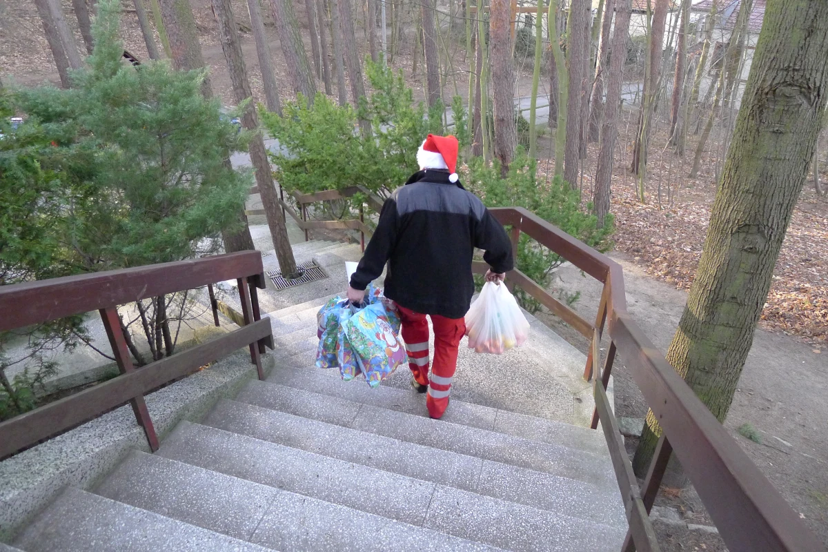 Trwa akcja „Zostań św. Mikołajem”. Grupa wolontariuszy zbiera środki na zrobienie paczek i jeszcze przed Wigilią odwiedzą oni osoby starsze, samotne, rodziny z dziećmi, którym wręczą prezenty.