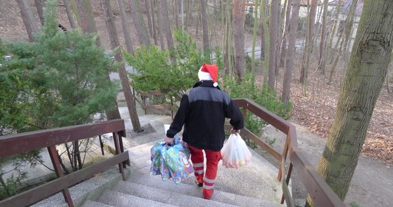 Trwa akcja „Zostań św. Mikołajem”. Grupa wolontariuszy zbiera środki na zrobienie paczek i jeszcze przed Wigilią odwiedzą oni osoby starsze, samotne, rodziny z dziećmi, którym wręczą prezenty.
