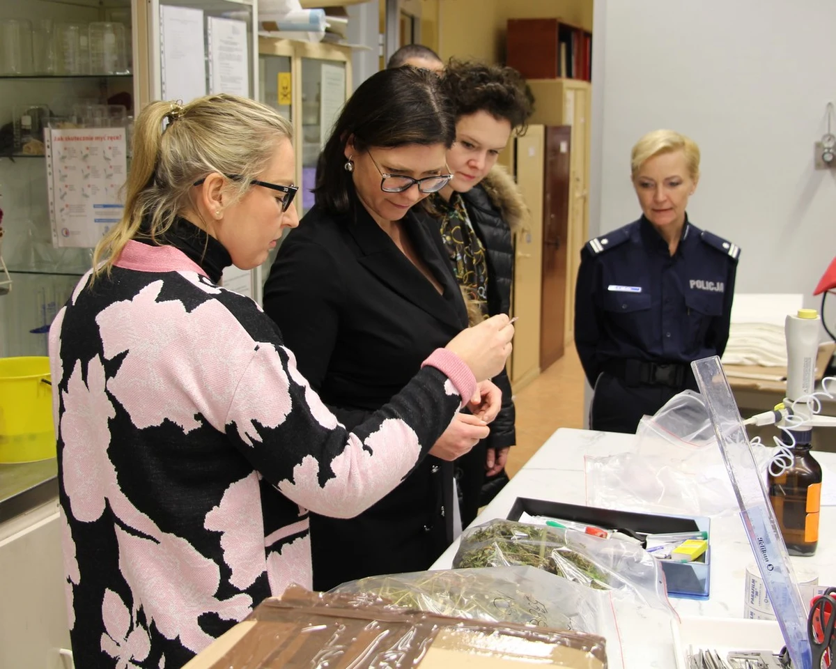 Chromatograf gazowy GC/MS oraz specjalny młyn trafił do Laboratorium Kryminalistycznego Komendy Wojewódzkiej Policji w Poznaniu. Nowoczesny sprzęt ma usprawnić pracę policyjnych chemików.