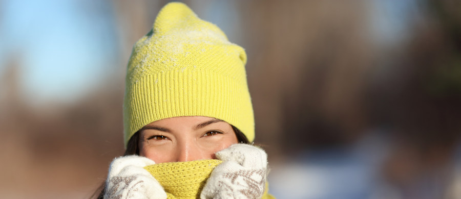 Wyższa temperatura wewnątrz nosa sprawia, że nasz układ odpornościowy skuteczniej zwalcza wirusy – informuje „The Journal of Allergy and Clinical Immunology”. Według badaczy z USA, komórki błony śluzowej w nosie wytwarzają pęcherzyki atakujące wirusy. 