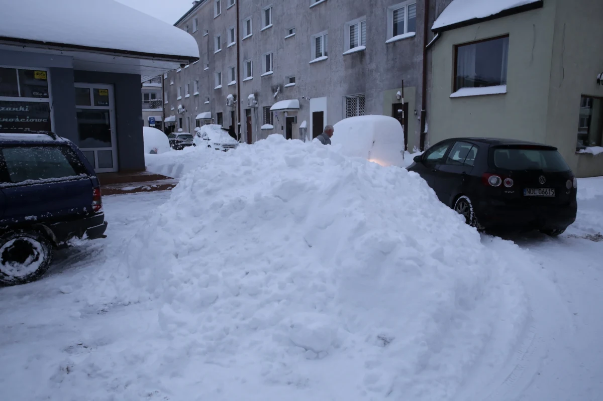 Nadchodzące godziny przyniosą intensywne opady śniegu i silne mrozy. W wielu miejscach sytuacja na drogach jest bardzo trudna, a zapowiadane marznące opady nie ułatwią drogowcom pracy, a kierowcom podróży. W niektórych regionach kraju może spaść nawet 10 cm śniegu!