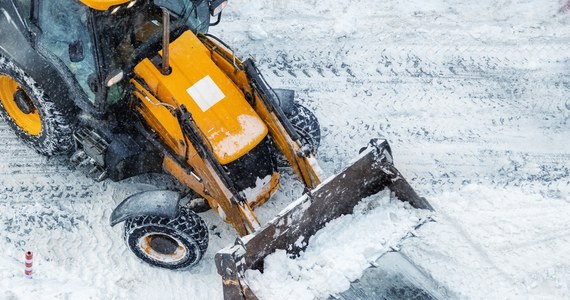 Akcja zimowego utrzymania miasta weszła w tryb kryzysowy. W odśnieżaniu biorą udział wszystkie służby i cały sprzęt – blisko 100 pojazdów, w tym pługosolarki i ciągniki - poinformował w piątek rano lubelski ratusz.