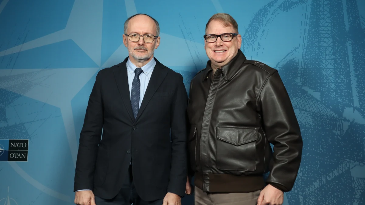 "NATO wykonało niezwykłą pracę, reagując w obliczu tego, co wydarzyło się 24 lutego. Musimy dokładnie analizować, co dzieje się na Ukrainie, by móc podjąć odpowiednie działania (…), gdyby kiedykolwiek miało dojść do scenariusza, w którym nasze terytorium zostałoby zaatakowane" – mówił w Rozmowie w południe w RMF FM gen. Matthew Van Wagenen, dowódca operacyjny w wojskowej kwaterze głównej NATO w belgijskim Mons. "Podkreślę słowa ze szczytu w Madrycie, że nie oddamy nawet centymetra. To polityczne wskazanie dla naszego militarnego dowództwa. Nie oddamy ani centymetra żadnego kraju, w tym oczywiście Polski" – zapewnił wojskowy.