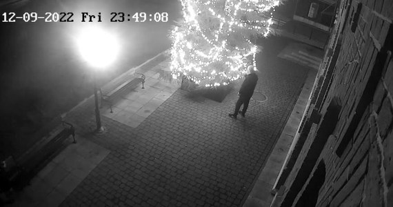 Nawet pięć lat więzienia grozi 27-latkowi, który w Ostrowi Mazowieckiej zniszczył lampki na choince, podpalające je zapalniczką. Mężczyzna nie był świadomy, że jego bezmyślny akt zarejestrowała kamera miejskiego monitoringu.    

