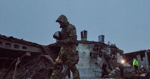 Około 60 rakiet wystrzelili Rosjanie w kierunku Ukrainy. Pomimo sprawnej obrony przeciwrakietowej część z nich trafiła w cel, którym ponownie była infrastruktura krytyczna i cywilna. Mer Charkowa przekazał, że doszło do kolosalnych zniszczeń, przede wszystkim infrastruktury energetycznej.