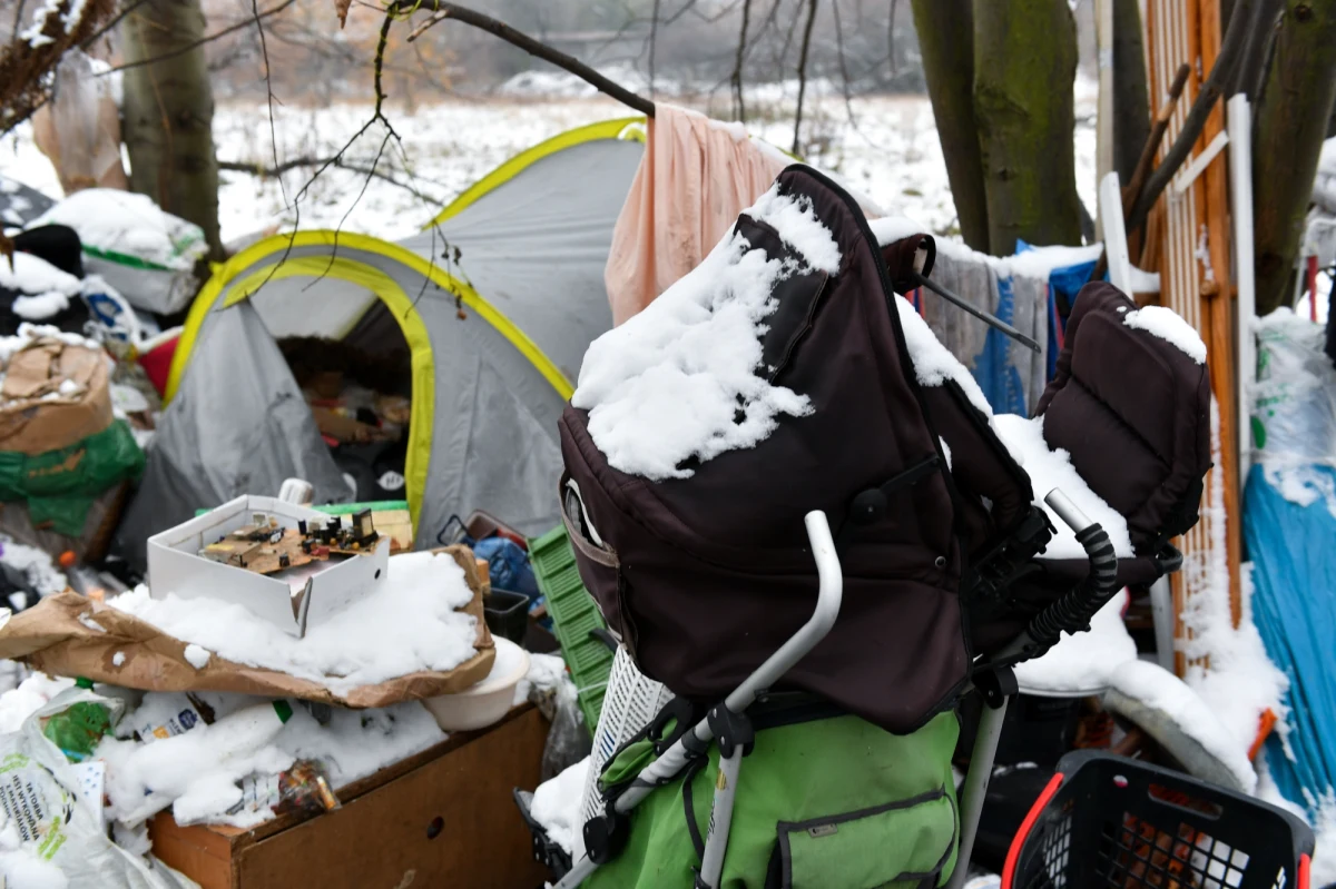 Dziewczynka, która z matką mieszkała w namiocie, w lesie na gdańskiej Zaspie trafi pod opiekę ojca - zdecydował Sąd Rejonowy w Gdańsku. Sąd wyznaczył również kuratora do nadzorowania, czy opieka jest sprawowana właściwie. 