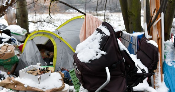 Dziewczynka, która z matką mieszkała w namiocie, w lesie na gdańskiej Zaspie trafi pod opiekę ojca - zdecydował Sąd Rejonowy w Gdańsku. Sąd wyznaczył również kuratora do nadzorowania, czy opieka jest sprawowana właściwie. 