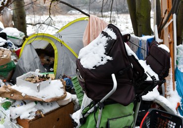 ​Dwulatka, która mieszkała z matką w namiocie, trafi do ojca