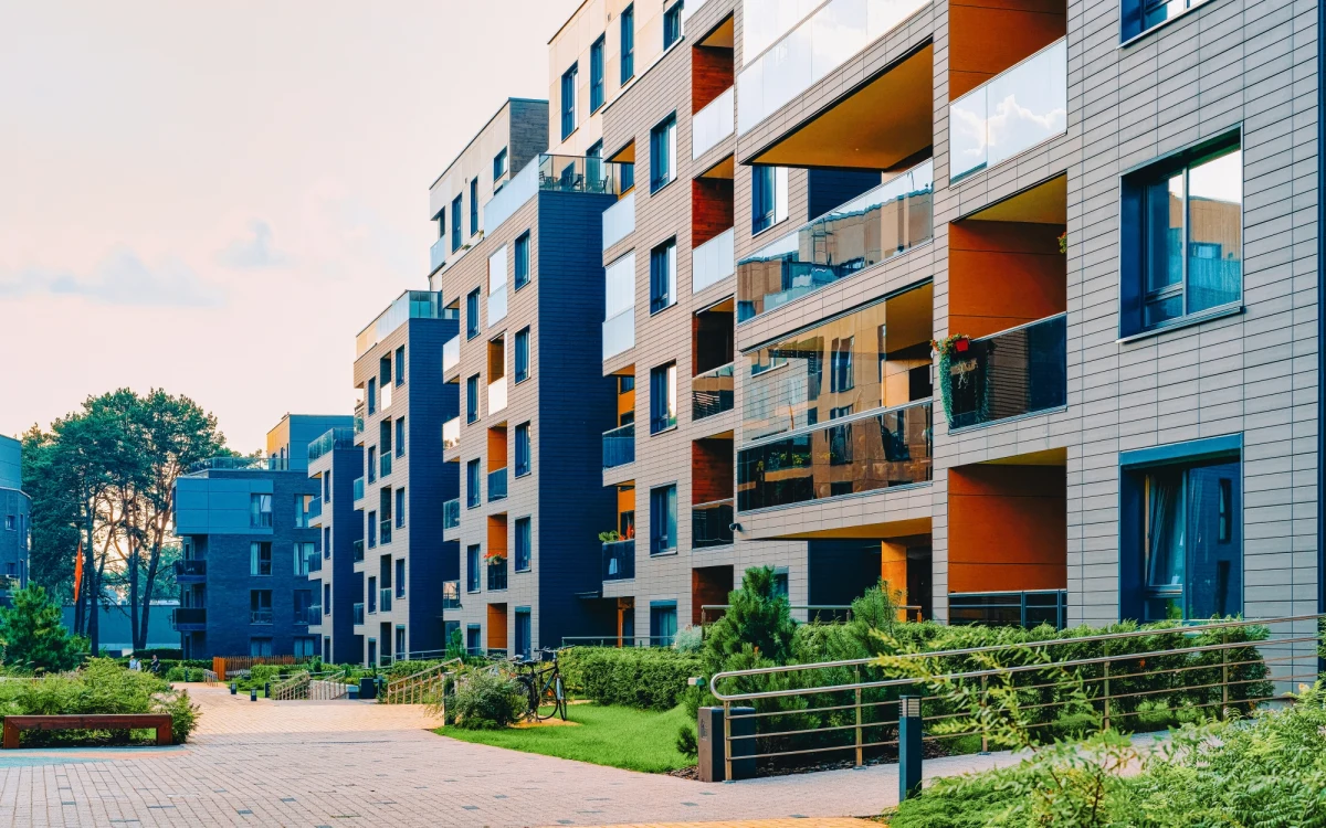 Rząd ogłosił kolejny program mieszkaniowy. Jak zapowiedział minister rozwoju i technologii Waldemar Buda, władze kierują ofertę do osób do 45. roku życia, które kupują pierwsze mieszkanie. Mówimy tu o dwóch rozwiązaniach: pierwszy to bezpieczny kredyt 2 proc., drugi to konto mieszkaniowe - dodał.
