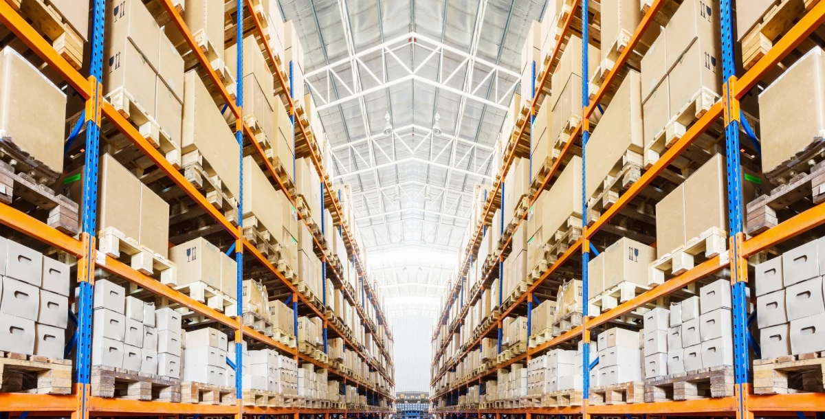 Internetowi sprzedawcy czyszczą magazyny. W tym roku obserwowalny jest mniejszy ruch w handlu internetowym, ale kierowcy i tak są intensywnie poszukiwani. Dla całego sektora TSL tegoroczne święta są czasem dość specyficznym. 