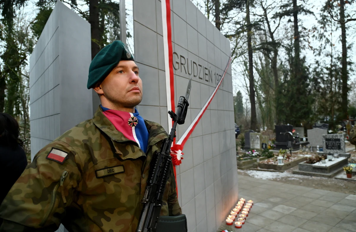 Pomnik upamiętniający ofiary rewolty grudniowej 1970 roku uroczyście odsłonięto w piątek na Cmentarzu Centralnym w Szczecinie. Na wewnętrznych płytach monumentu znajdują się nazwiska szesnastu ofiar masakry sprzed 52 lat.

