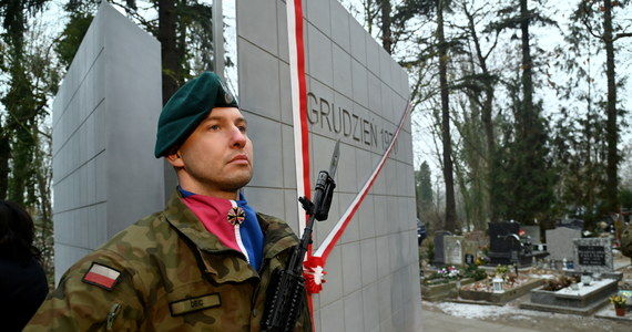 Pomnik upamiętniający ofiary rewolty grudniowej 1970 roku uroczyście odsłonięto w piątek na Cmentarzu Centralnym w Szczecinie. Na wewnętrznych płytach monumentu znajdują się nazwiska szesnastu ofiar masakry sprzed 52 lat.

