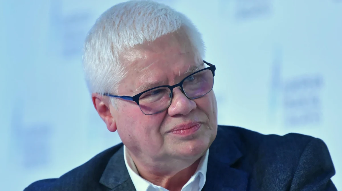 "To jest bardzo poważna suma, ale nie to jest najważniejsze. Ważne jest to, że te środki zadziałają przynajmniej w trzech zasadniczych płaszczyznach: umocnienia złotego, uruchomienia programu inwestycyjnego i w budownictwie, gdzie grozi zapaść" - mówił w Popołudniowej rozmowie RMF FM prof. Jerzy Hausner, odnosząc się do środków z Krajowego Planu Odbudowy. "Grozi nam bardzo poważna zapaść budownictwa. Bardzo osłabła emisja kredytu hipotecznego. Stoi także pozostała część budownictwa. Te pieniądze są potrzebne, jeśli chcemy uniknąć kryzysu w tak ważnym sektorze gospodarki" - podkreślił były członek Rady Polityki Pieniężnej.