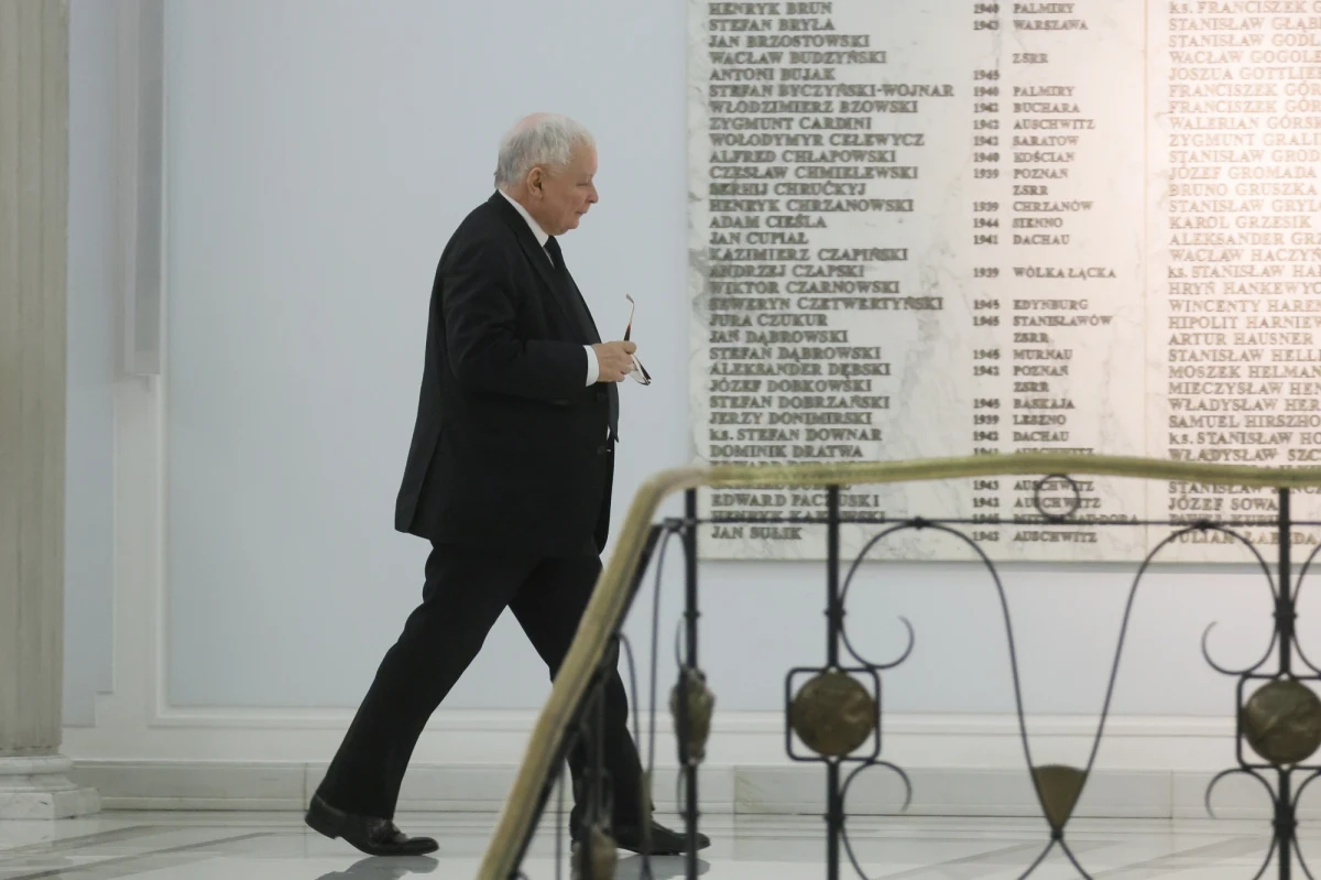 Jarosław Kaczyński wygrał sprawę przeciwko Waldemarowi Kuczyńskiemu ws. wpisów na Twitterze. Były polityk Unii Demokratycznej obarczał Lecha Kaczyńskiego odpowiedzialnością za katastrofę smoleńską.