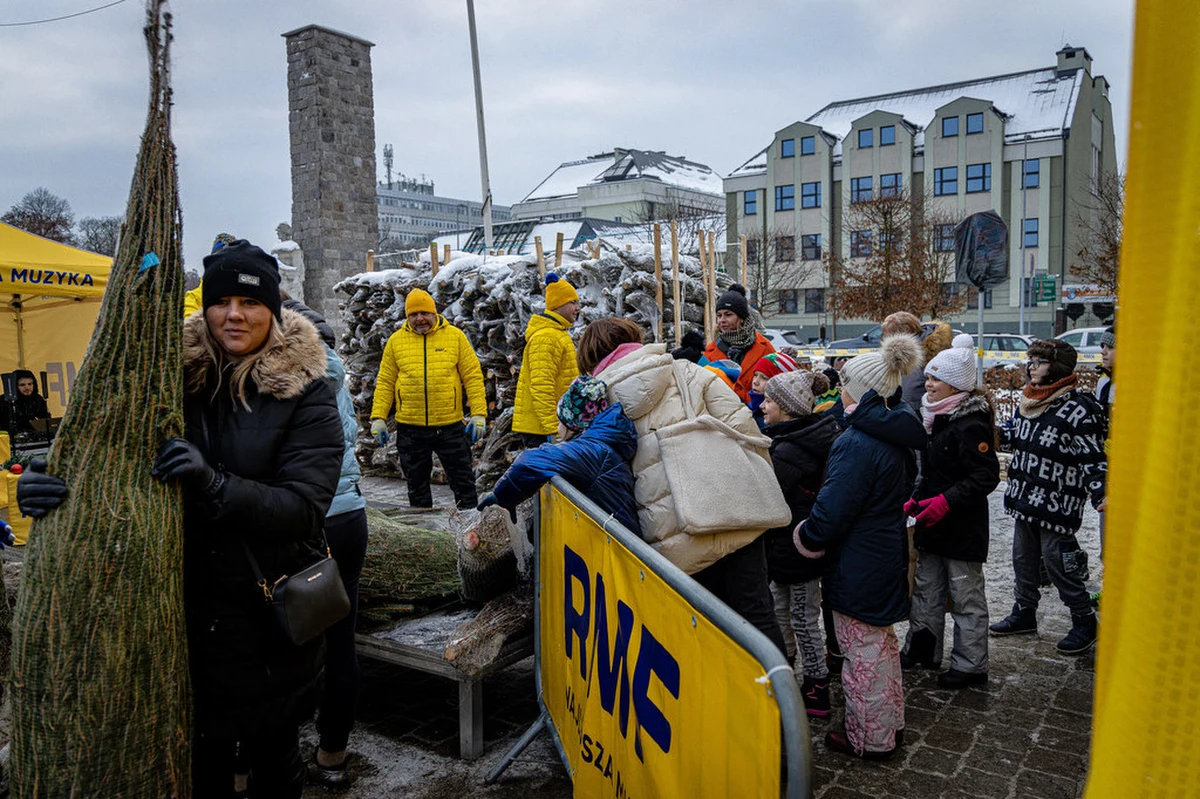 Święta Bożego Narodzenia bez choinki? To niemożliwe, dlatego RMF FM jak zwykle ma dla Was pachnące drzewka, zupełnie za darmo. Od poniedziałku Polskę przemierza nasz żółto-niebieski konwój z choinkami. Dzisiaj odwiedziliśmy mieszkańców Słupska i Koszalina, a w sobotę znajdziecie nas w Bydgoszczy i Inowrocławiu.