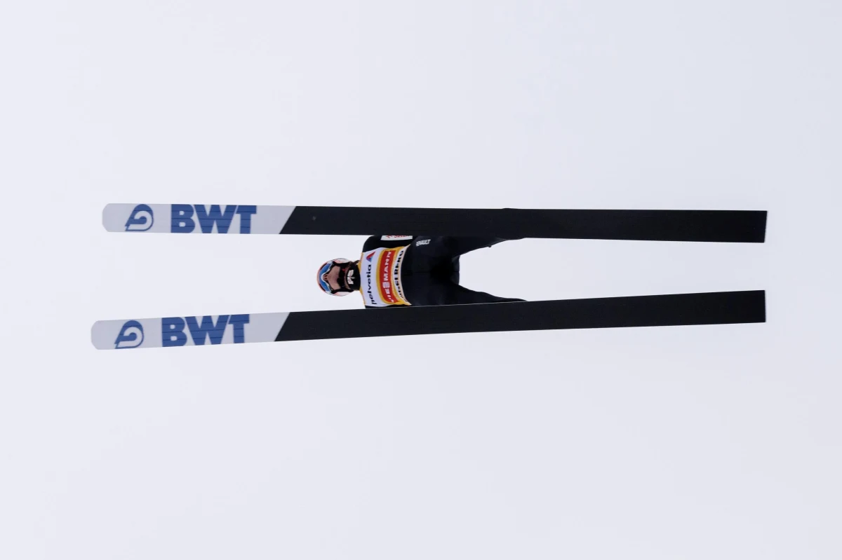 Dawid Kubacki zajął trzecie miejsce w kwalifikacjach do jutrzejszego konkursu skoków narciarskich w szwajcarskim Engelbergu. Do zawodów awansowało łącznie sześciu Polaków.
