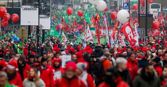 Około 20 tys. osób wzięło udział w demonstracji związków zawodowych w Brukseli, domagając się dopłat do wynagrodzeń poza automatyczną indeksacją płac oraz zamrożenia cen energii. 