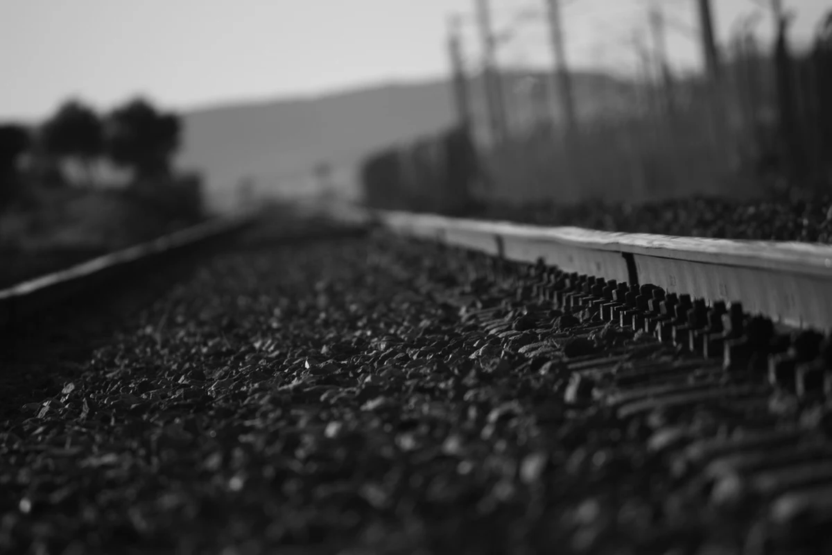 Zginęła osoba przechodząca przez tory kolejowe w niedozwolonym miejscu w rejonie Trzebini (woj. małopolskie). Występują utrudnienia w ruchu pociągów.
