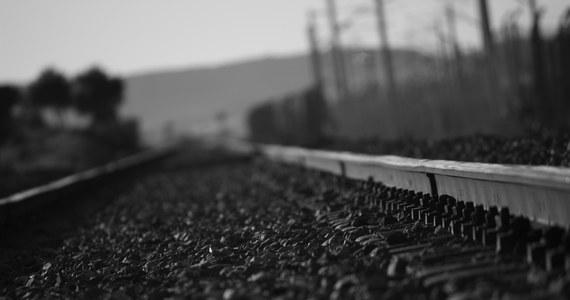 Zginęła osoba przechodząca przez tory kolejowe w niedozwolonym miejscu w rejonie Trzebini (woj. małopolskie). Występują utrudnienia w ruchu pociągów.
