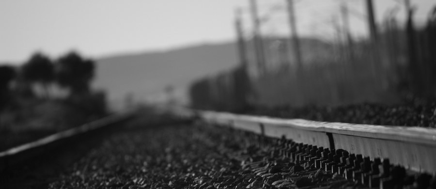 Zginęła osoba przechodząca przez tory kolejowe w niedozwolonym miejscu w rejonie Trzebini (woj. małopolskie). Występują utrudnienia w ruchu pociągów.
