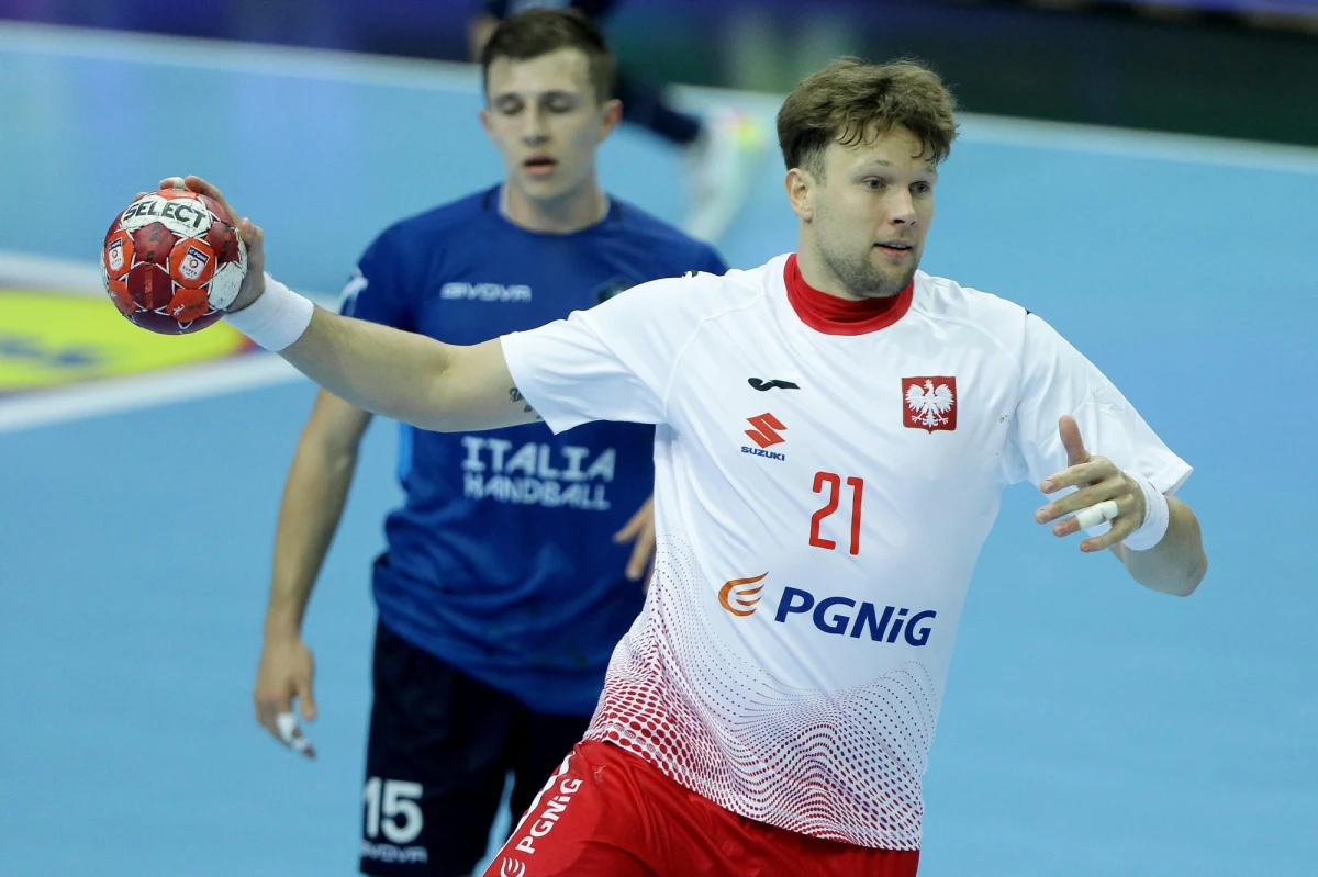 ​Obrotowy reprezentacji Polski w piłce ręcznej Kamil Syprzak doznał poważnej kontuzji i jego występ w styczniowych mistrzostwach świata w Polsce i w Szwecji jest wykluczony. Zawodnik poinformował o tym w mediach społecznościowych.