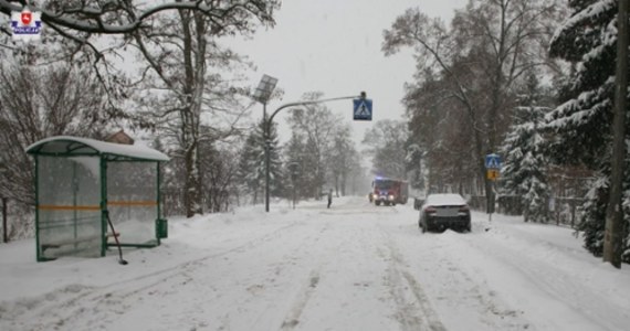 Trwają poszukiwania kierowcy busa, który wczoraj rano potrącił 14-latkę przechodzącą przez przejście dla pieszych przy szkole w Żabiej Woli na Lubelszczyźnie. Mężczyzna uciekł z miejsca wypadku. Dziewczynka w bardzo ciężkim stanie trafiła do szpitala. Policja opublikowała zdjęcie z monitoringu.