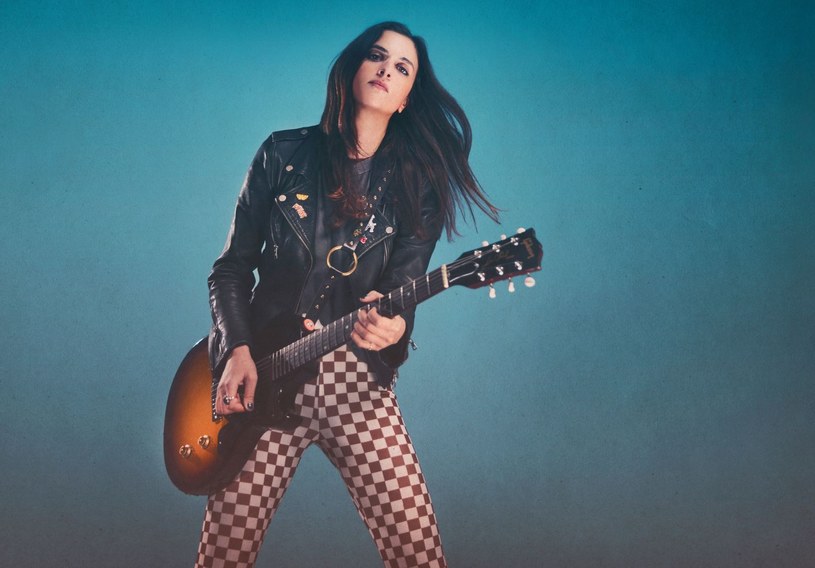 Laura Cox, która popularność zyskała zamieszczając w sieci gitarowe covery, tym razem zdecydowała się zaprezentować coś swojego - po albumie "Burning Bright" z 2019 roku nadszedł czas na nowy krążek, "Head Above Water". Posłuchaj pierwszego singla - "So Long"!