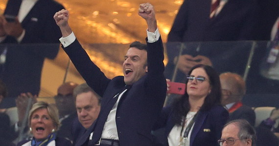 ​Prezydent Francji Emmanuel Macron, który potwierdził swój przylot do Kataru na finałowy mecz mistrzostw świata "Trójkolorowych" z Argentyńczykami, zamierza zabrać na pokład samolotu kilku znakomitych piłkarzy reprezentacji, których z udziału w mundialu wyeliminowały kontuzje. Finał w niedzielę o 16.
