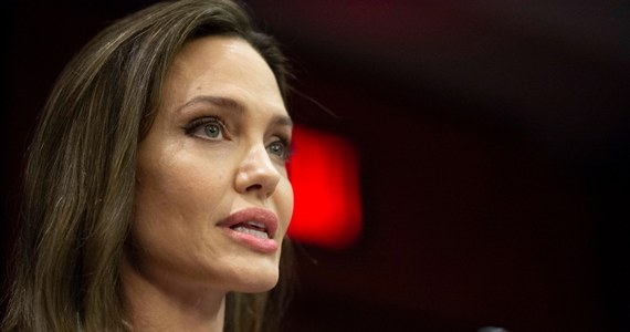 Angelina Jolie zrezygnowała z roli ambasadorki agencji ONZ ds. uchodźców. Aktorka nadal będzie jednak wspierać uchodźców, jednak we współpracy z lokalnymi społecznościami.