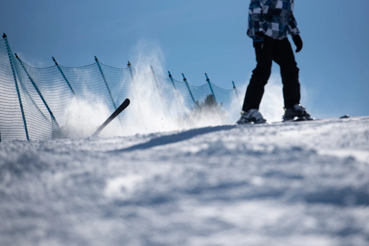 ​W Karkonoszach obowiązuje drugi stopień zagrożenia lawinowego. W wyższych partiach gór zalega do 40 cm śniegu. Na szlakach miejscami występuje lód i zaspy nawet do 80 cm. Niektóre szlaki są nieprzetarte - ostrzega w sobotę GOPR.
