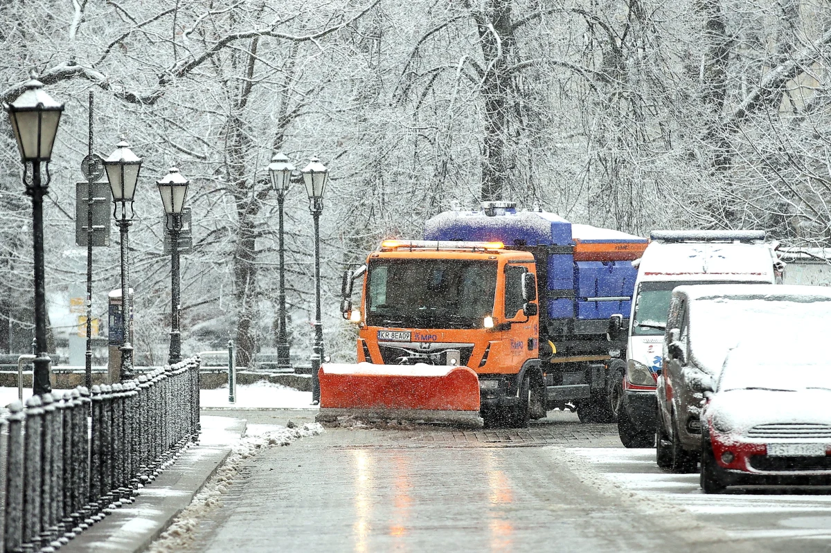 ​W sobotę MPK poinformowało o dalszych utrudnieniach w kursowaniu aglomeracyjnych linii wyjeżdżających z Krakowa, co oznacza, że z powodu śniegu takie utrudnienia trwają już od tygodnia.