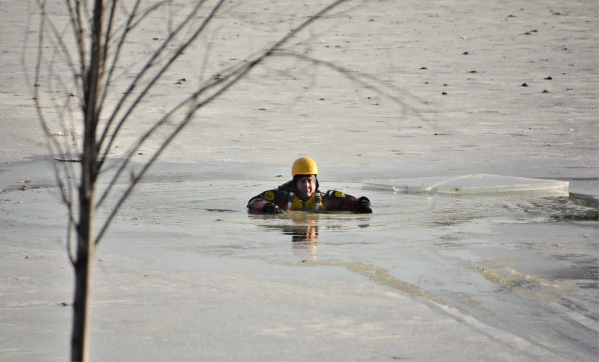 ​Na jeziorze Gil Mały (woj. warmińsko-mazurskie) udało się strażakom odnaleźć i wydobyć ciało 63-letniego wędkarza, pod którym w piątek załamał się lód. Akcję poszukiwawczą wznowiono w sobotę rano. "Nurkowie prowadzili ją w trudnych warunkach, widoczność pod wodą jest prawie zerowa" - podała straż pożarna.
