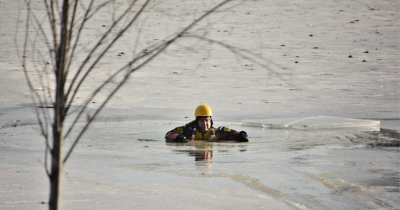 ​Na jeziorze Gil Mały (woj. warmińsko-mazurskie) udało się strażakom odnaleźć i wydobyć ciało 63-letniego wędkarza, pod którym w piątek załamał się lód. Akcję poszukiwawczą wznowiono w sobotę rano. "Nurkowie prowadzili ją w trudnych warunkach, widoczność pod wodą jest prawie zerowa" - podała straż pożarna.